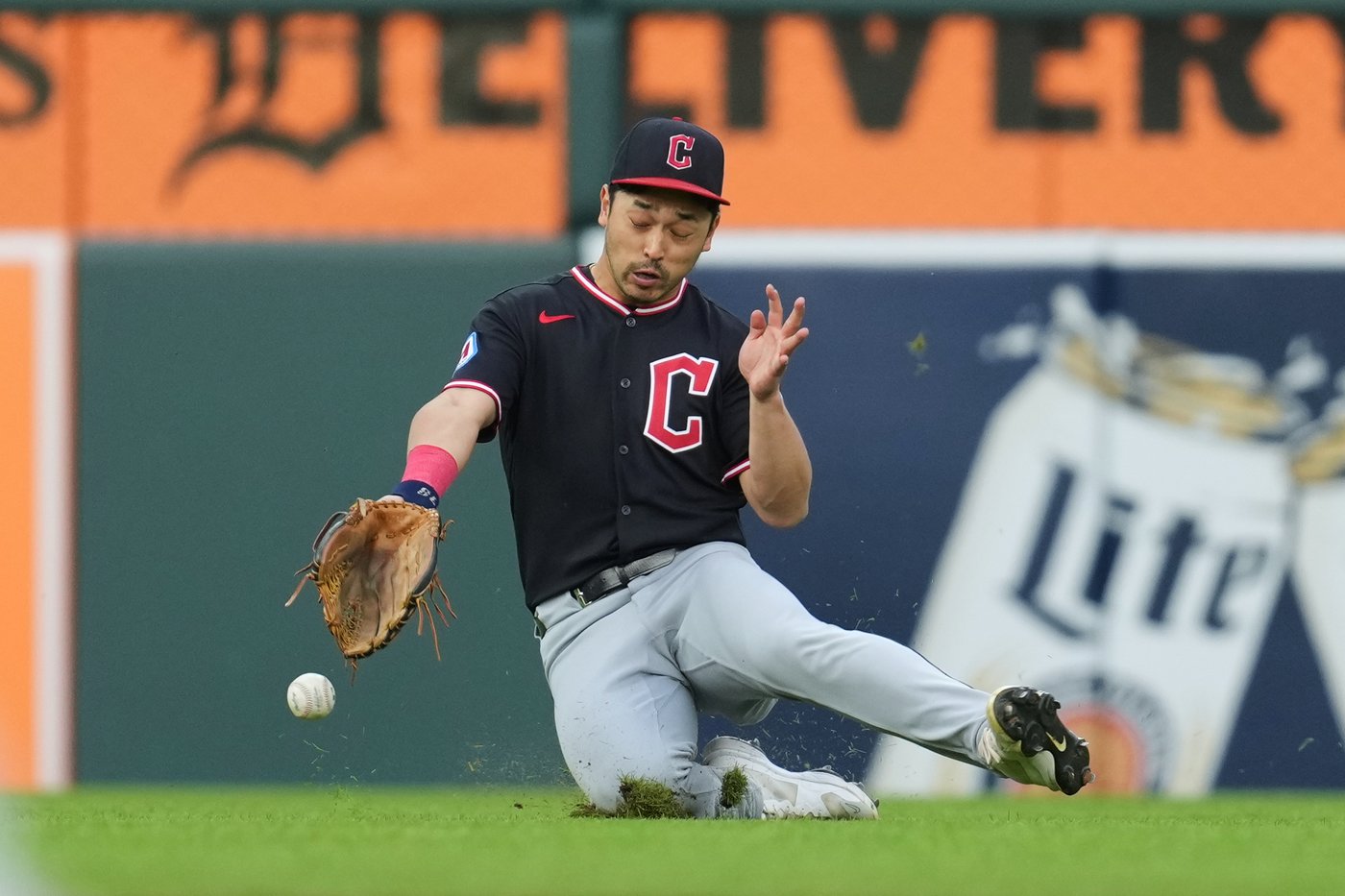 Guardians score twice in the 10th for a 3-2 victory over the slumping Tigers | iNFOnews.ca