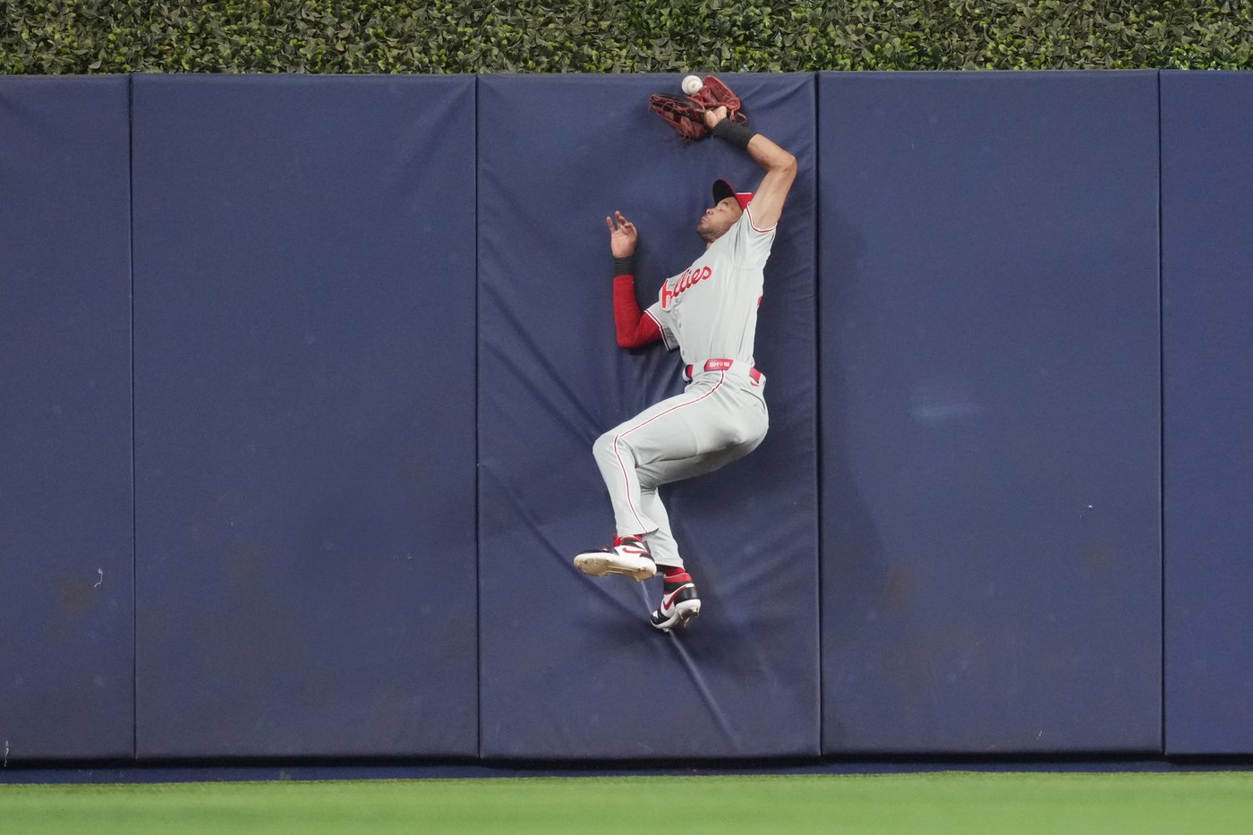 Wheeler throws 6 strong innings, Stott homers to help Phillies beat Marlins 6-5 | iNFOnews.ca