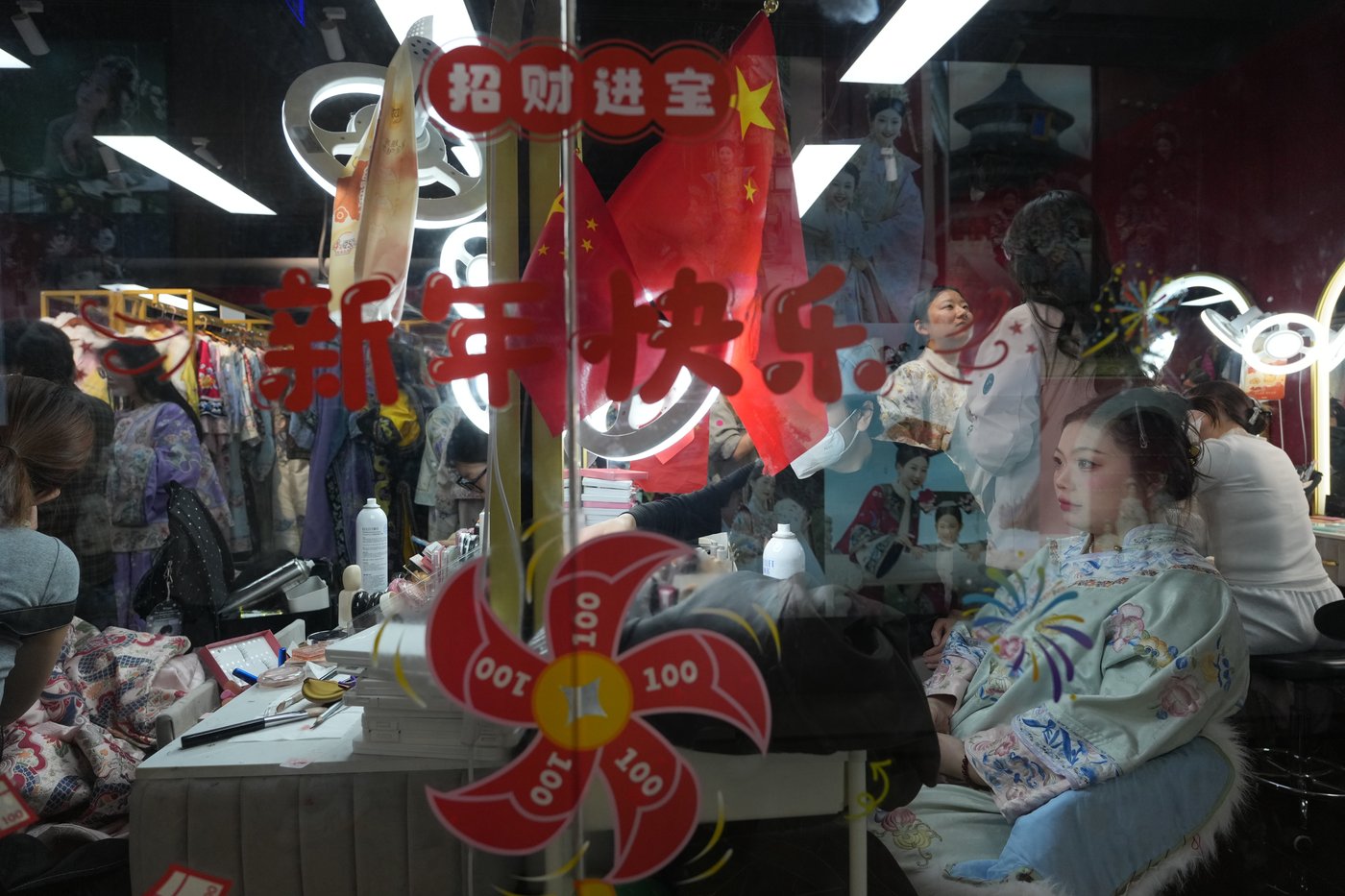Dressing visitors in ancient China's imperial splendor is booming in Beijing | iNFOnews.ca