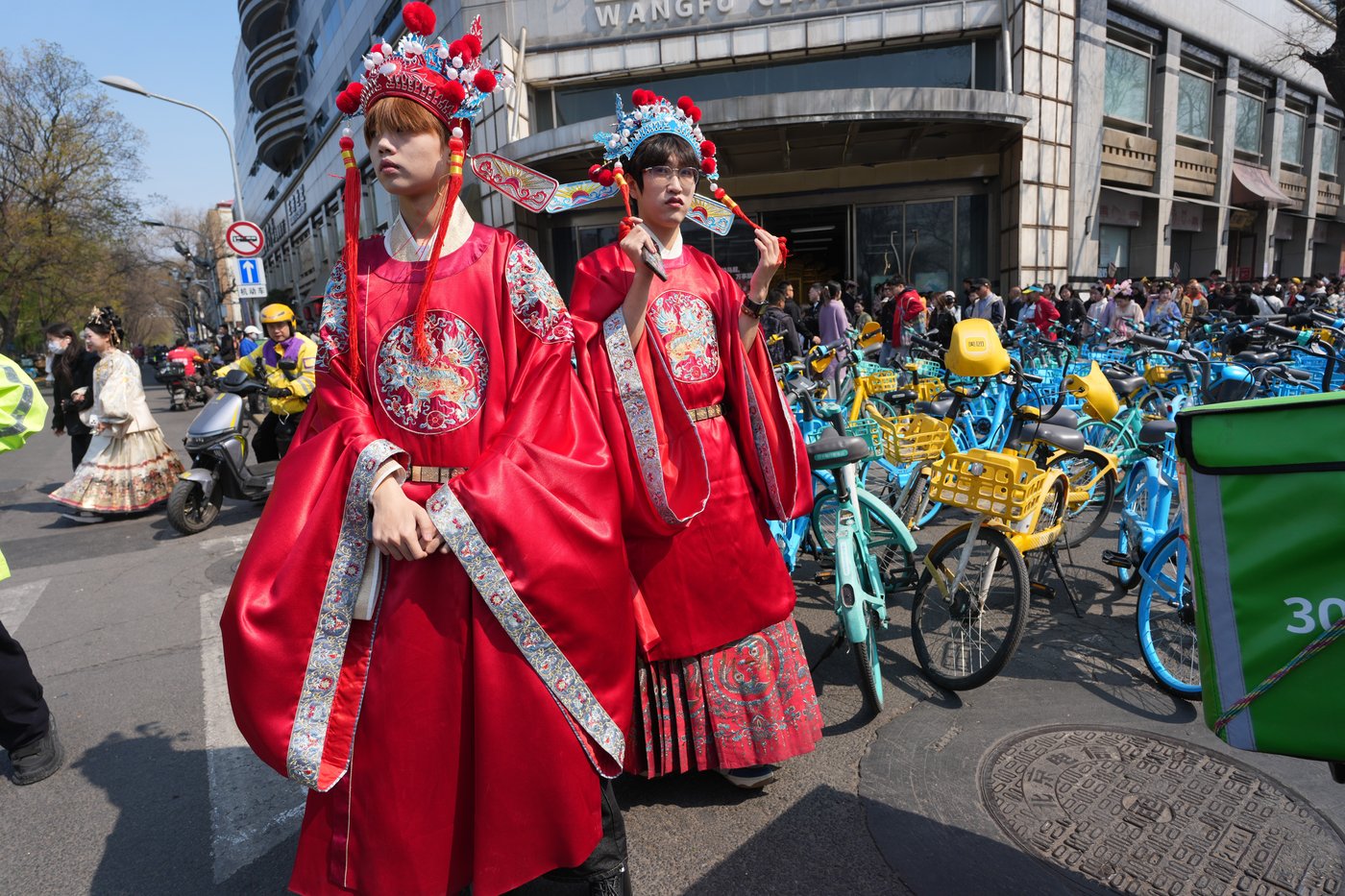 Dressing visitors in ancient China's imperial splendor is booming in Beijing | iNFOnews.ca