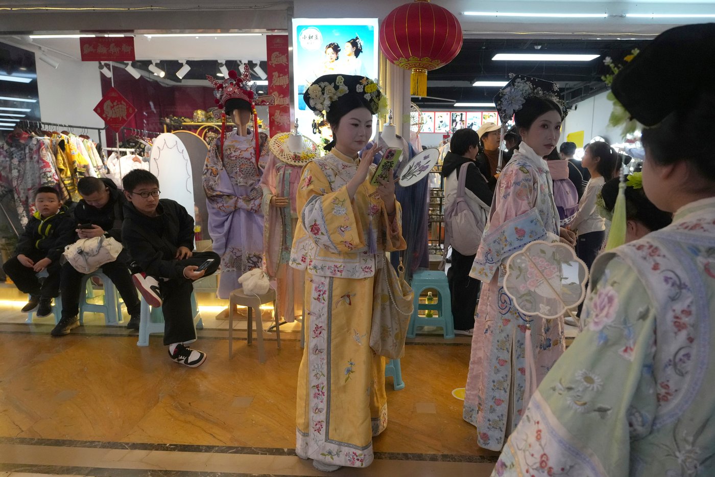 Dressing visitors in ancient China's imperial splendor is booming in Beijing | iNFOnews.ca