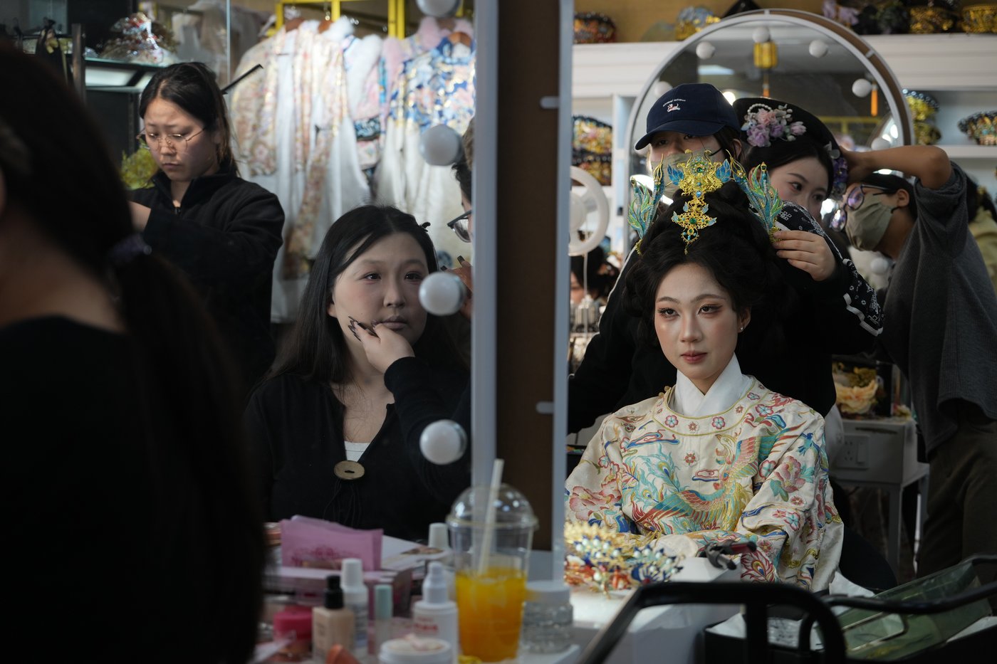 Dressing visitors in ancient China's imperial splendor is booming in Beijing | iNFOnews.ca
