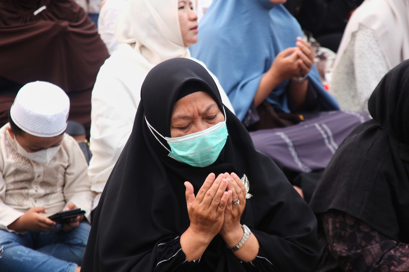 Indonesians brave choking smoke to pray for rain as country battles wildfires | iNFOnews.ca