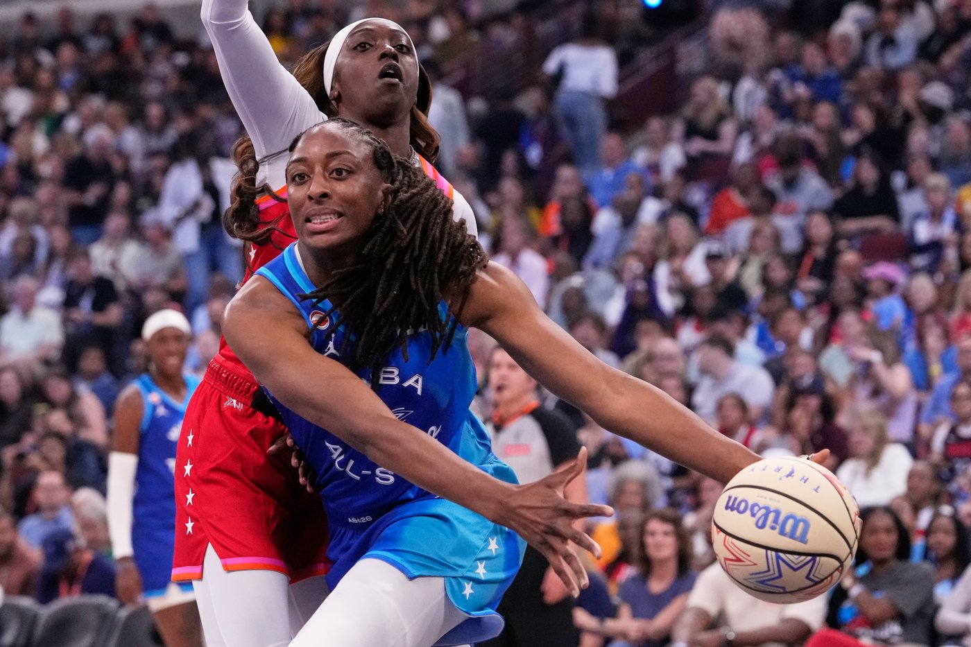 Jones and Clark help Team Spoon beat Team Coop 129-122 in the WNBA All-Star Game | iNFOnews.ca