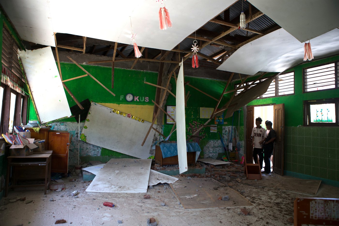 People await aid after powerful earthquake in Indonesia, in photos | iNFOnews.ca
