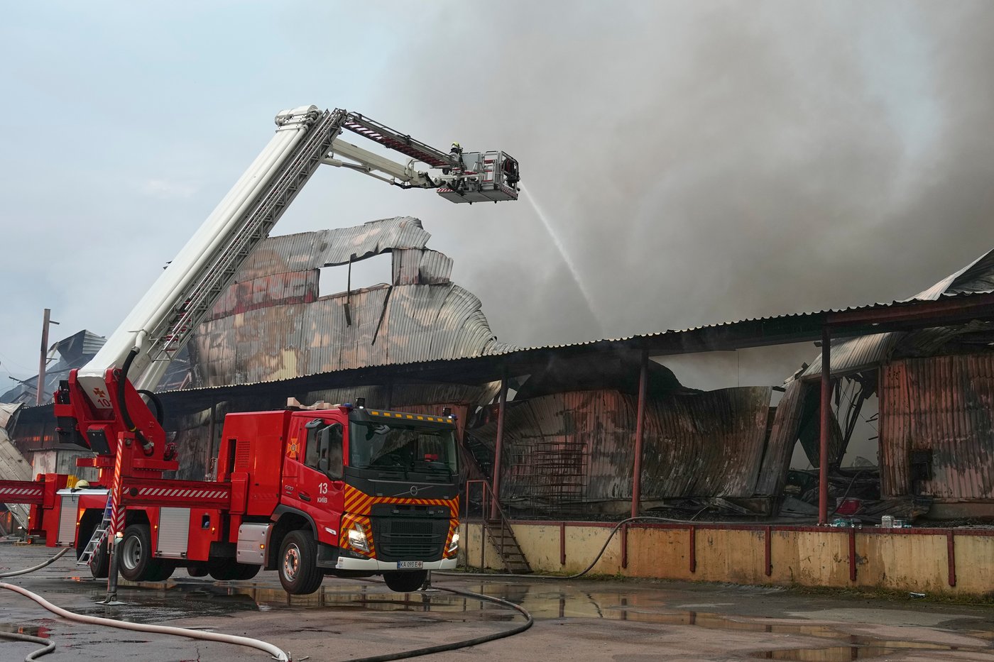 Photos show Russian attack on a warehouse in Kyiv | iNFOnews.ca