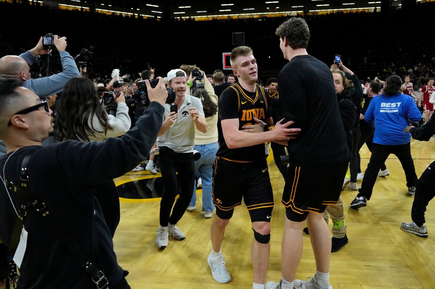 Iowa apologizes for security breach that allowed fan to approach Hoiberg during postgame handshake | iNFOnews.ca