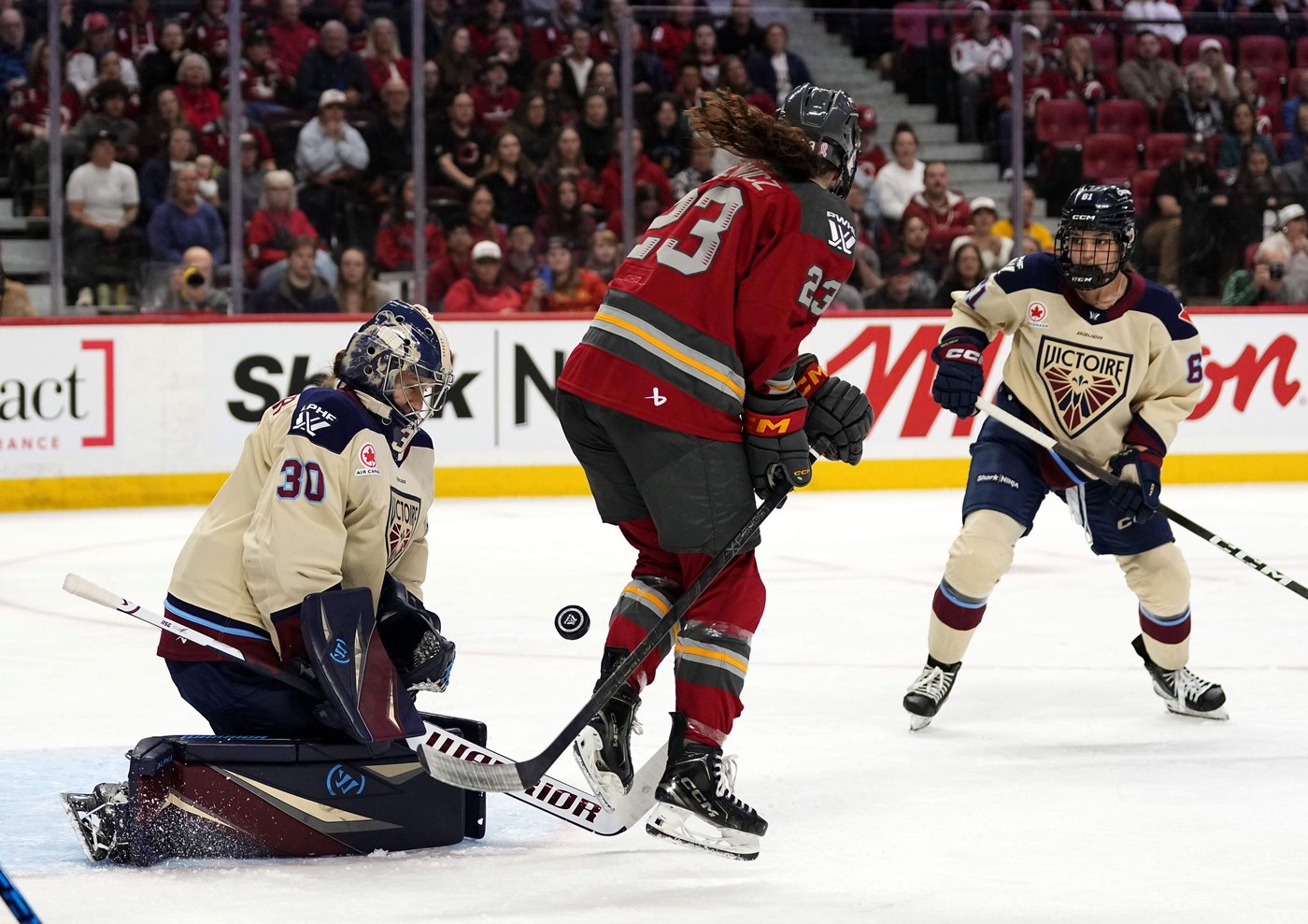 Willoughby, Abstreiter shine in Victoire's 3-0 win over Charge | iNFOnews.ca Willoughby, Abstreiter shine in Victoire's 3-0 win over Charge | iNFOnews.ca