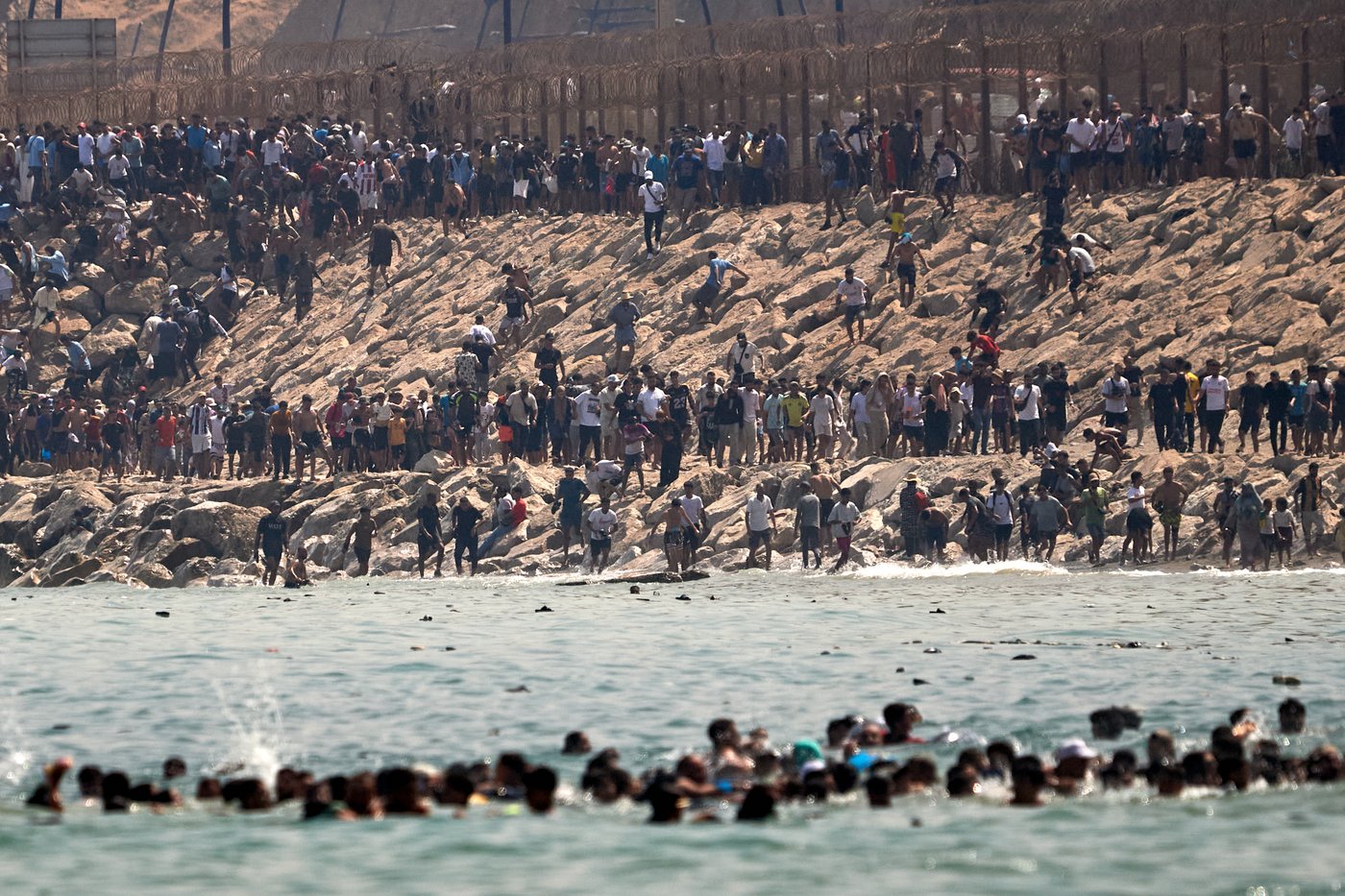 Migrants cross into Spain’s Ceuta enclave from Morocco, in photos | iNFOnews.ca