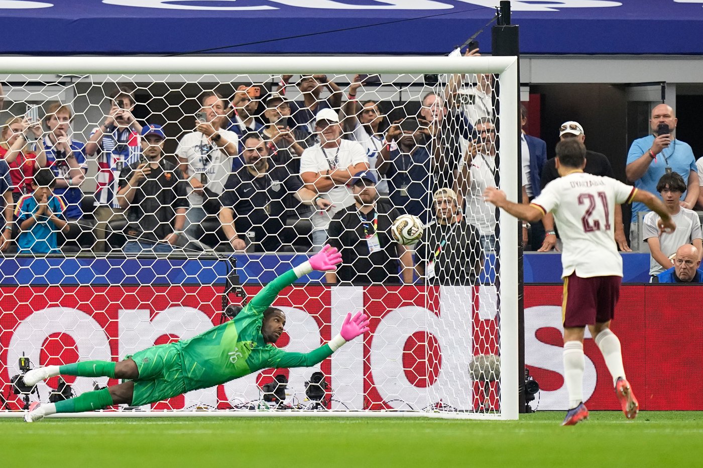 Spain shuts down France and Kylian Mbappé, advances to the World Cup final with a 2-0 victory | iNFOnews.ca