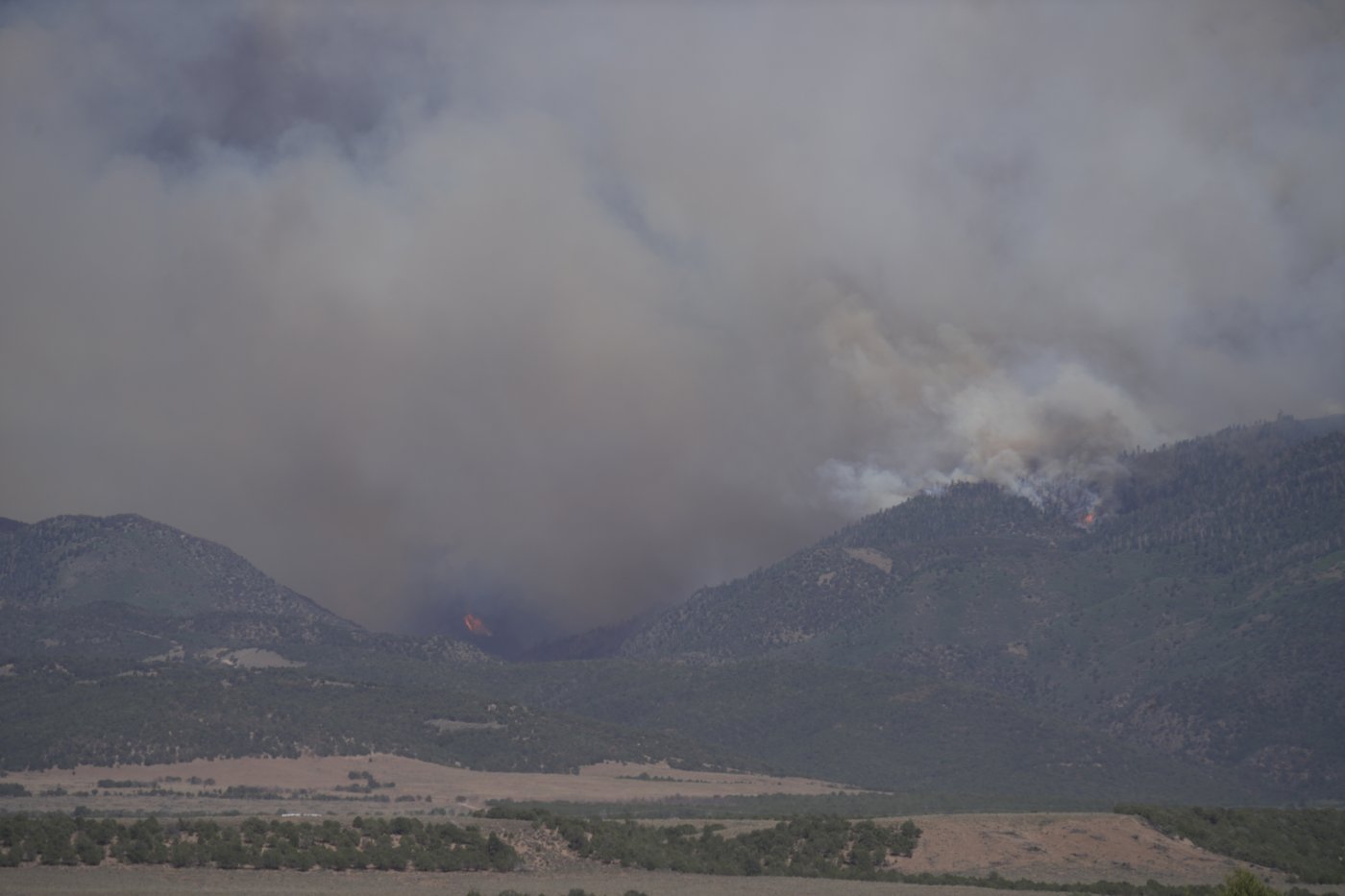 Utah declares a state of emergency and restricts fireworks as US largest wildfire grows | iNFOnews.ca