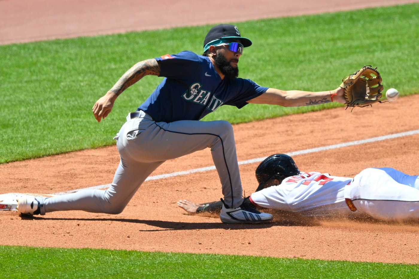 Guardians use 5-run 8th inning to rally for 6-5 win over Mariners | iNFOnews.ca