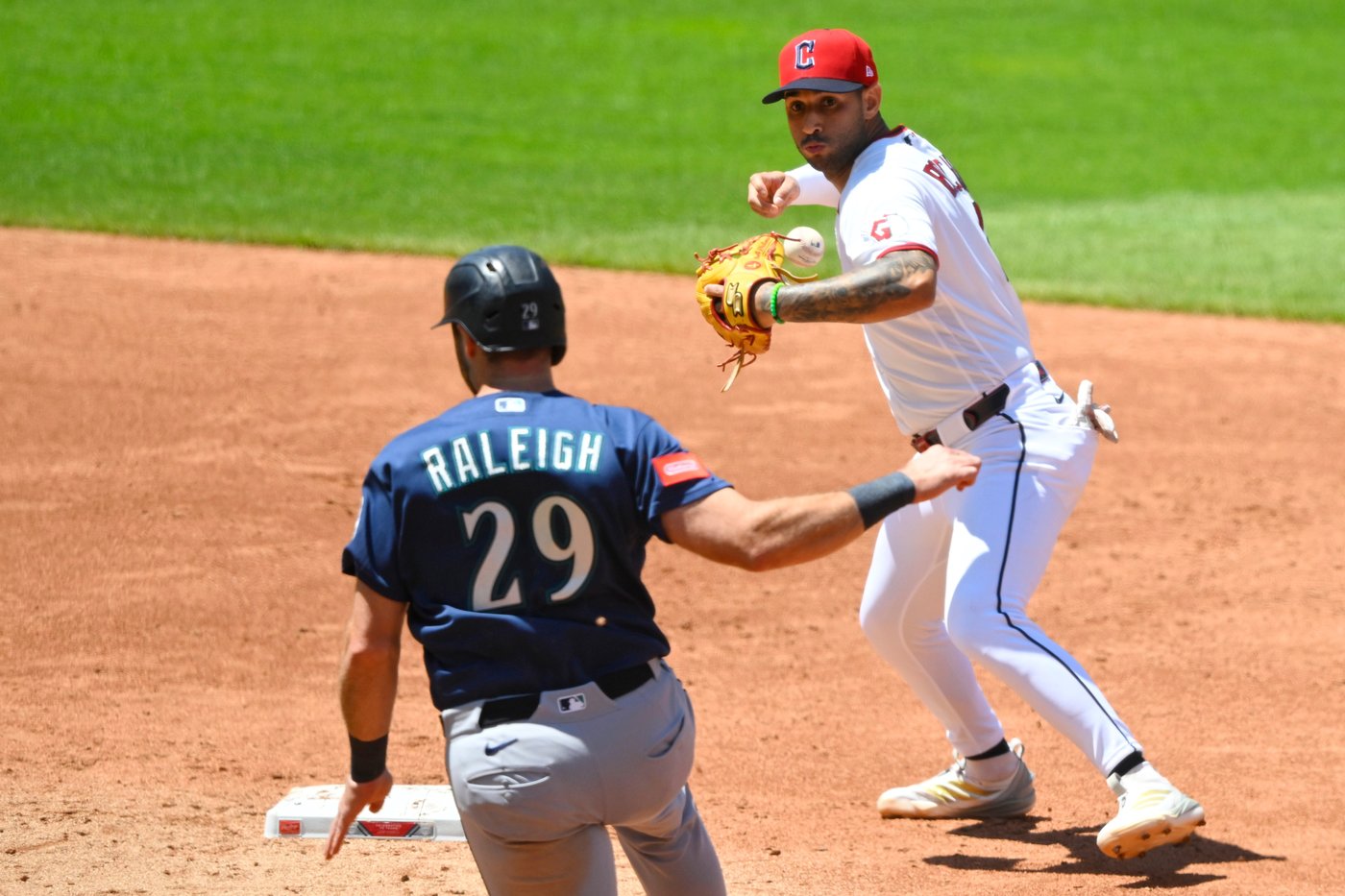 Guardians use 5-run 8th inning to rally for 6-5 win over Mariners | iNFOnews.ca