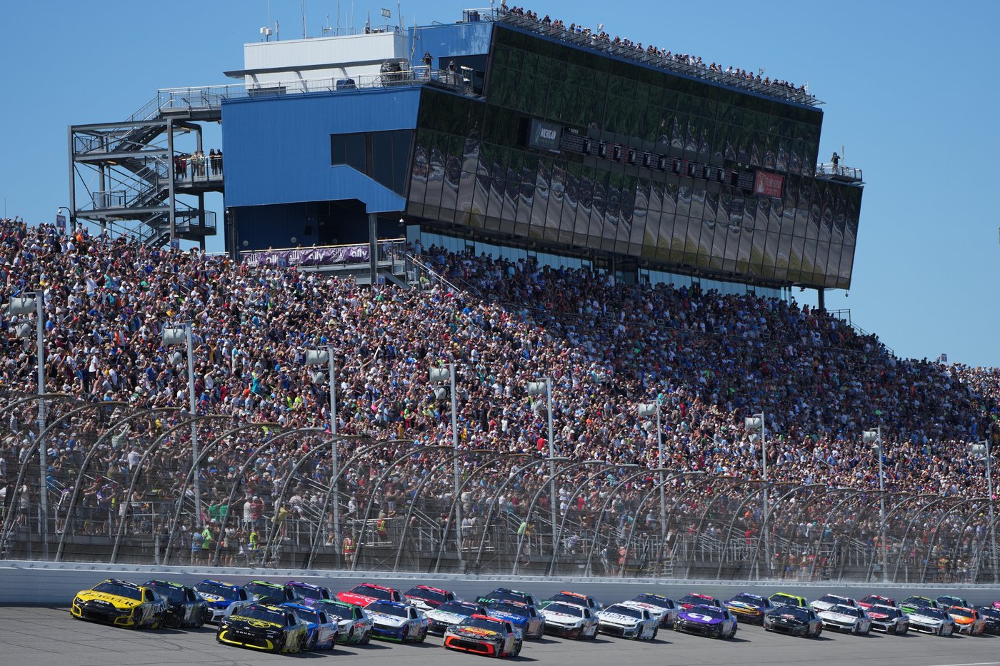 Denny Hamlin goes back to front again to win NASCAR race at Michigan, tie Kyle Busch on win list | iNFOnews.ca