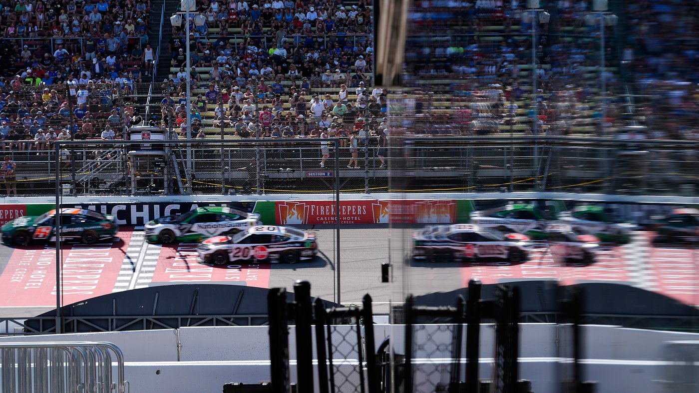 Denny Hamlin goes back to front again to win NASCAR race at Michigan, tie Kyle Busch on win list | iNFOnews.ca