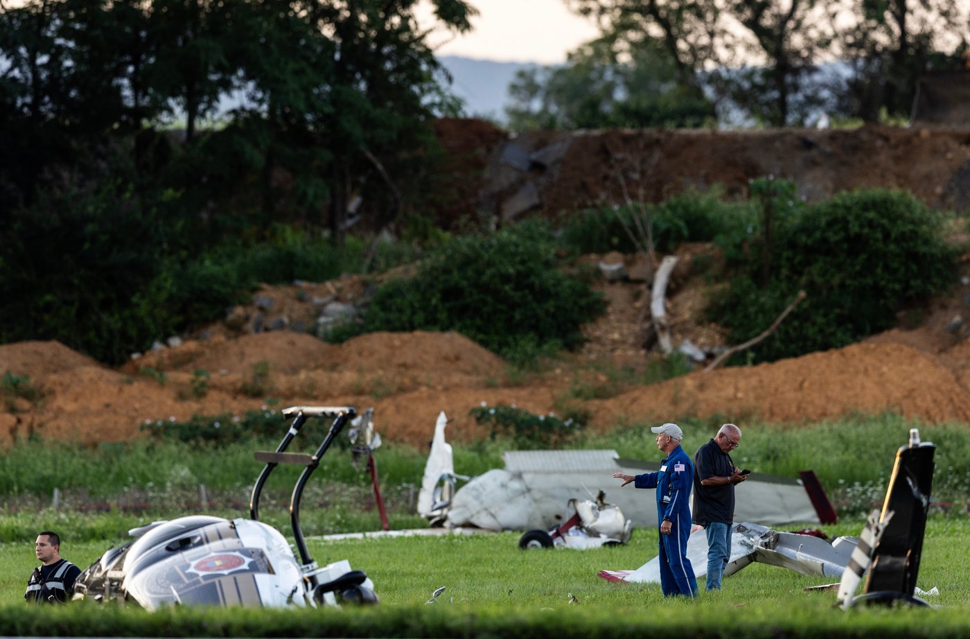 Investigators probe a dramatic midair crash as a landing plane hits hovering police helicopter | iNFOnews.ca Investigators probe a dramatic midair crash as a landing plane hits hovering police helicopter | iNFOnews.ca