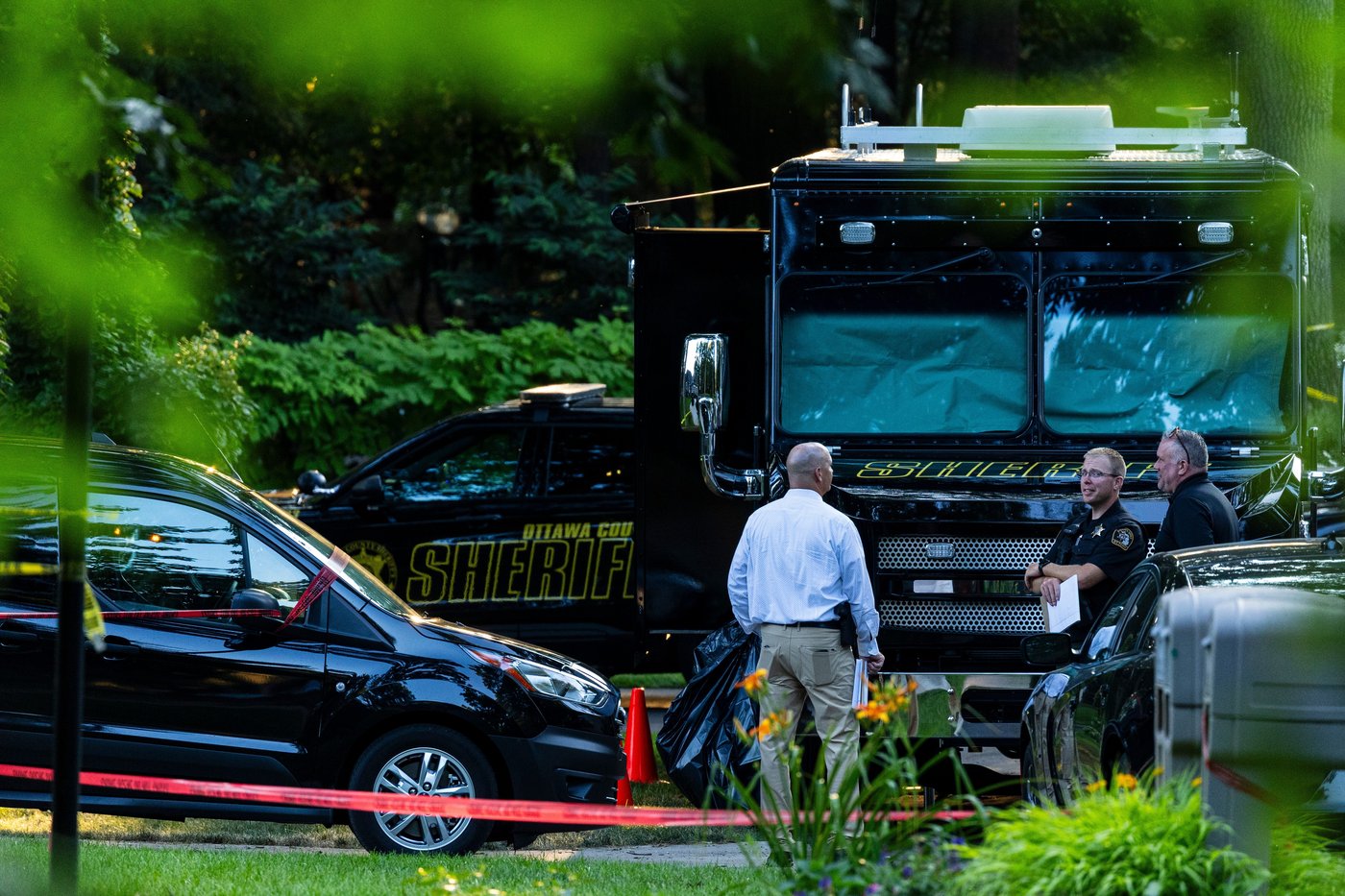 Officials say man killed wife and 6 kids, then himself, before all were found in Michigan home fire | iNFOnews.ca