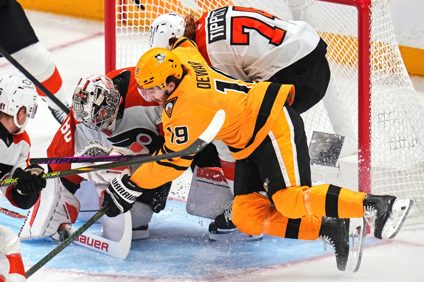 Penguins fend off elimination again with 3-2 win over Flyers in Game 5 | iNFOnews.ca