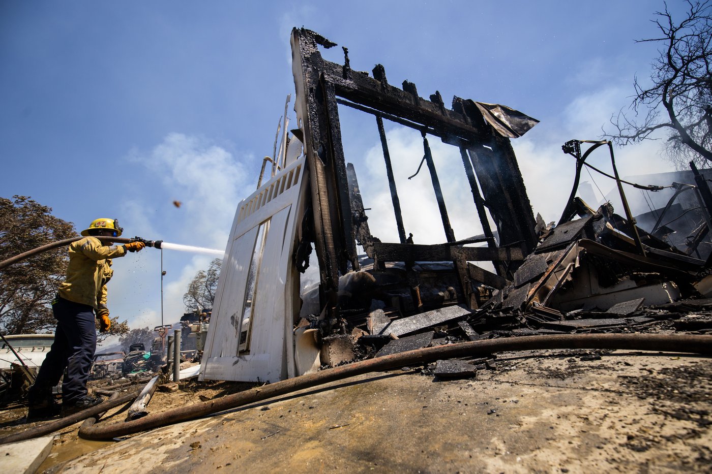 Photos show firefighters battling Southern California blaze | iNwheels