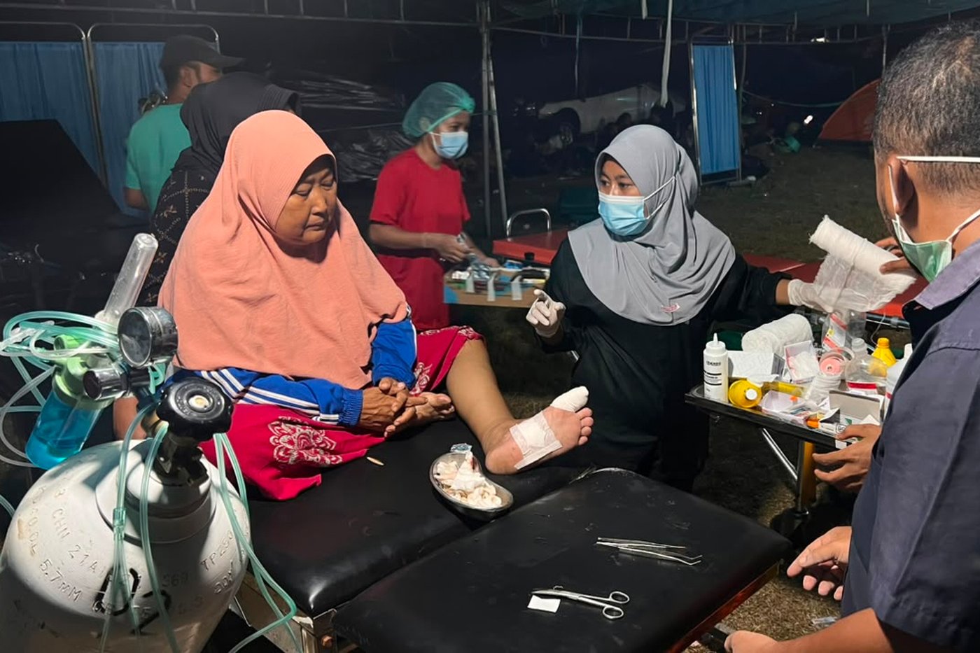 Thousands in Indonesia await aid after quake kills 68, overshadowing Independence Day | iNhome