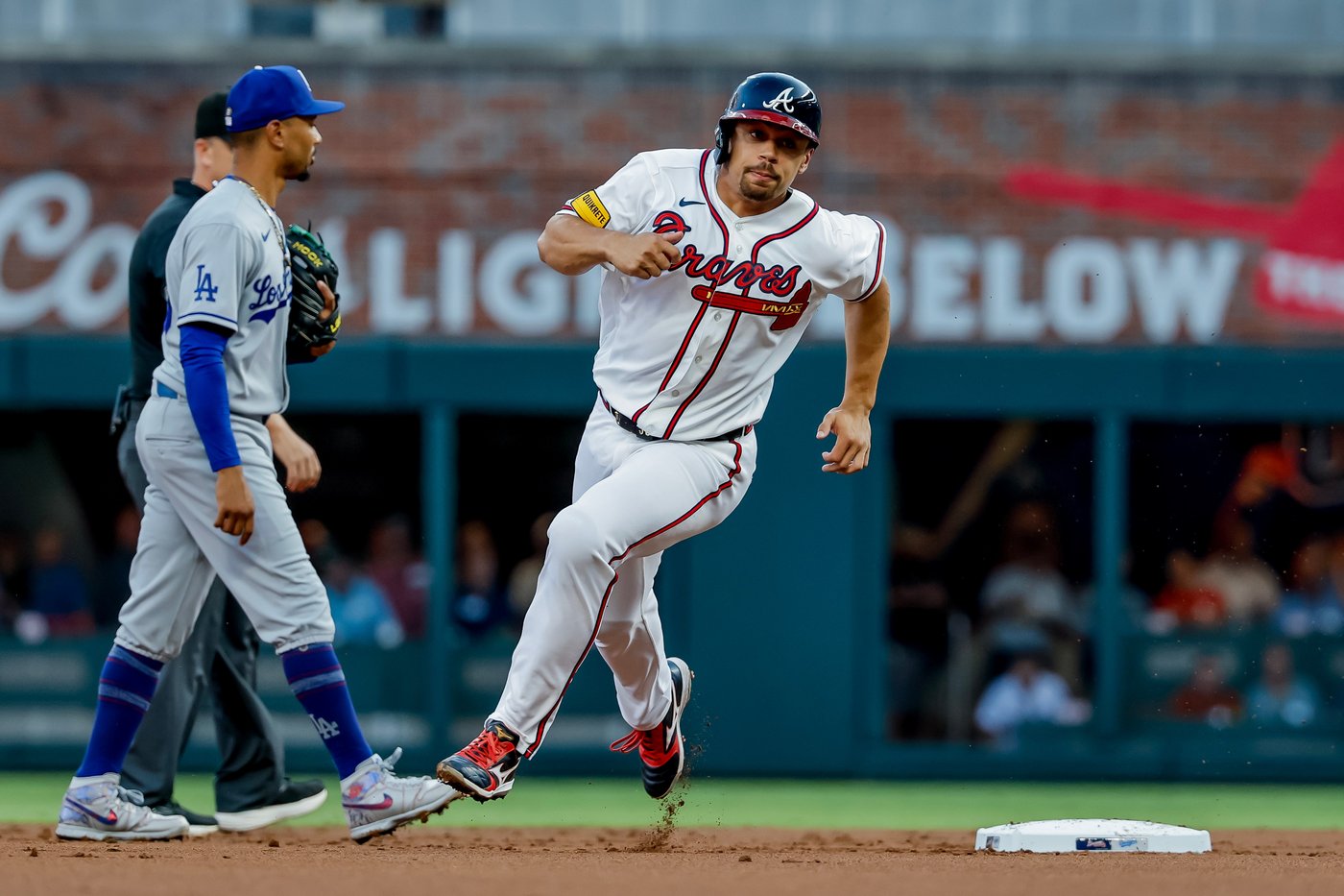 Albies drives in winning run in the 8th, Braves win 4-3 to snap Dodgers' 6-game winning streak | iNFOnews.ca