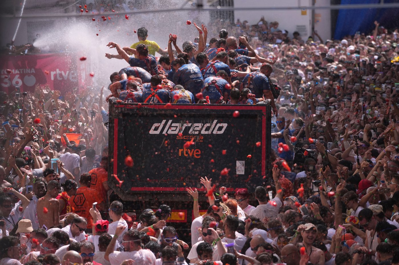 The epic La Tomatina food fight drew foreigners to paint a small Spanish town red | iNFOnews.ca