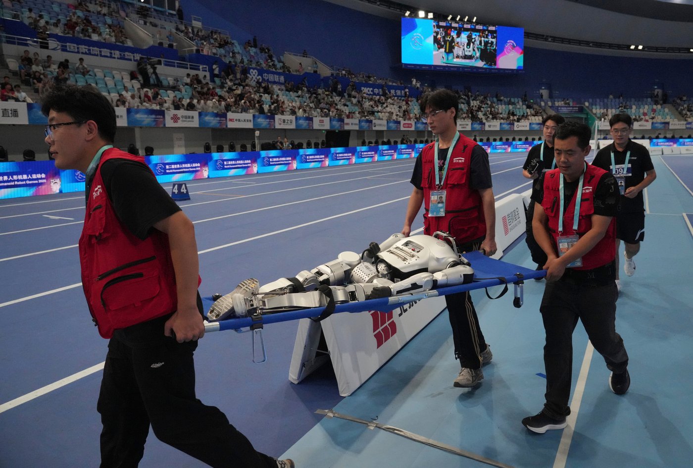 Humanoid robots sprint, play soccer and set records at Beijing games, in photos | iNFOnews.ca