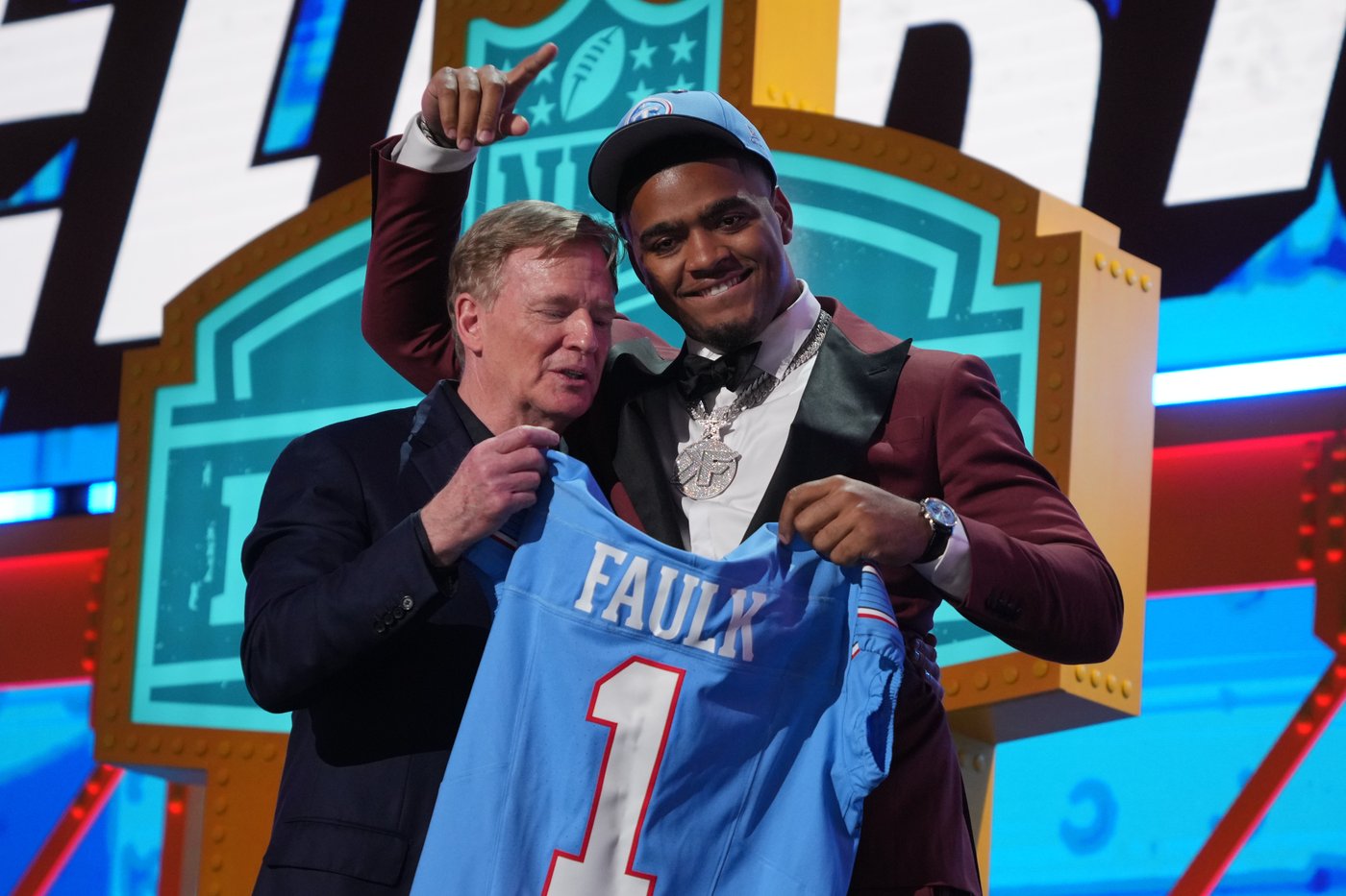 The Titans take receiver Carnell Tate at No. 4, trade up for edge rusher Keldric Faulk | iNFOnews.ca