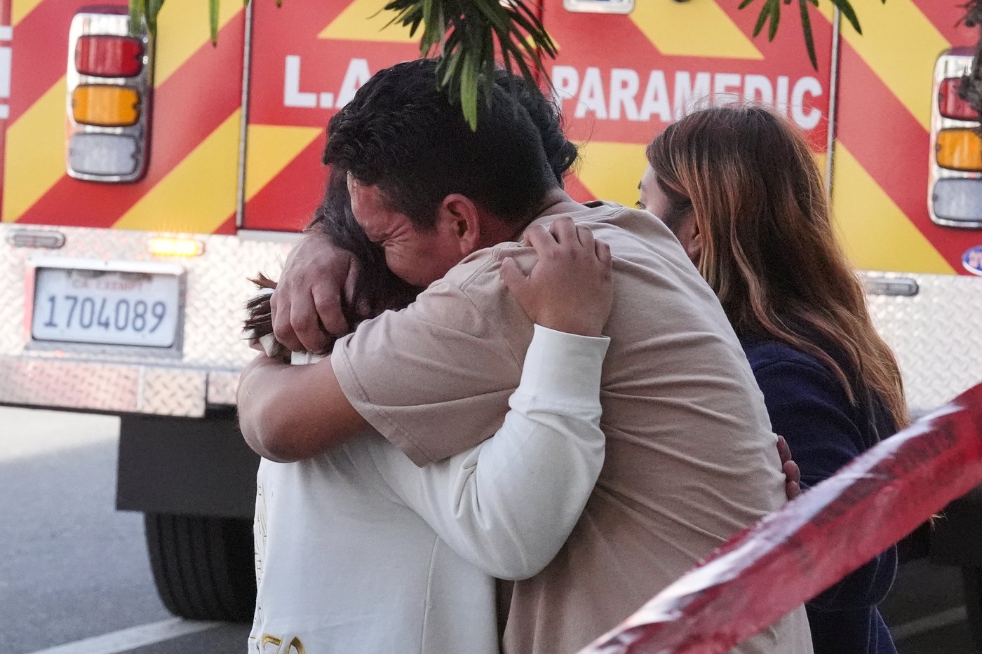 3 dead, 6 hurt after 92-year-old driver hits bicyclist and crashes into Los Angeles grocery store | iNFOnews.ca