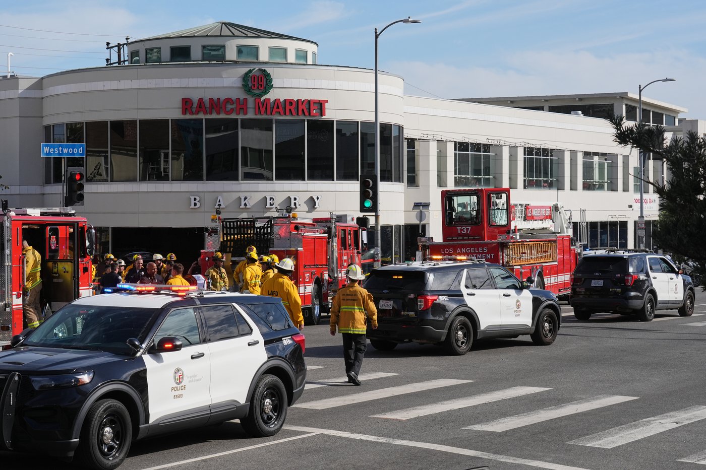 3 dead, 6 hurt after 92-year-old driver hits bicyclist and crashes into Los Angeles grocery store | iNFOnews.ca