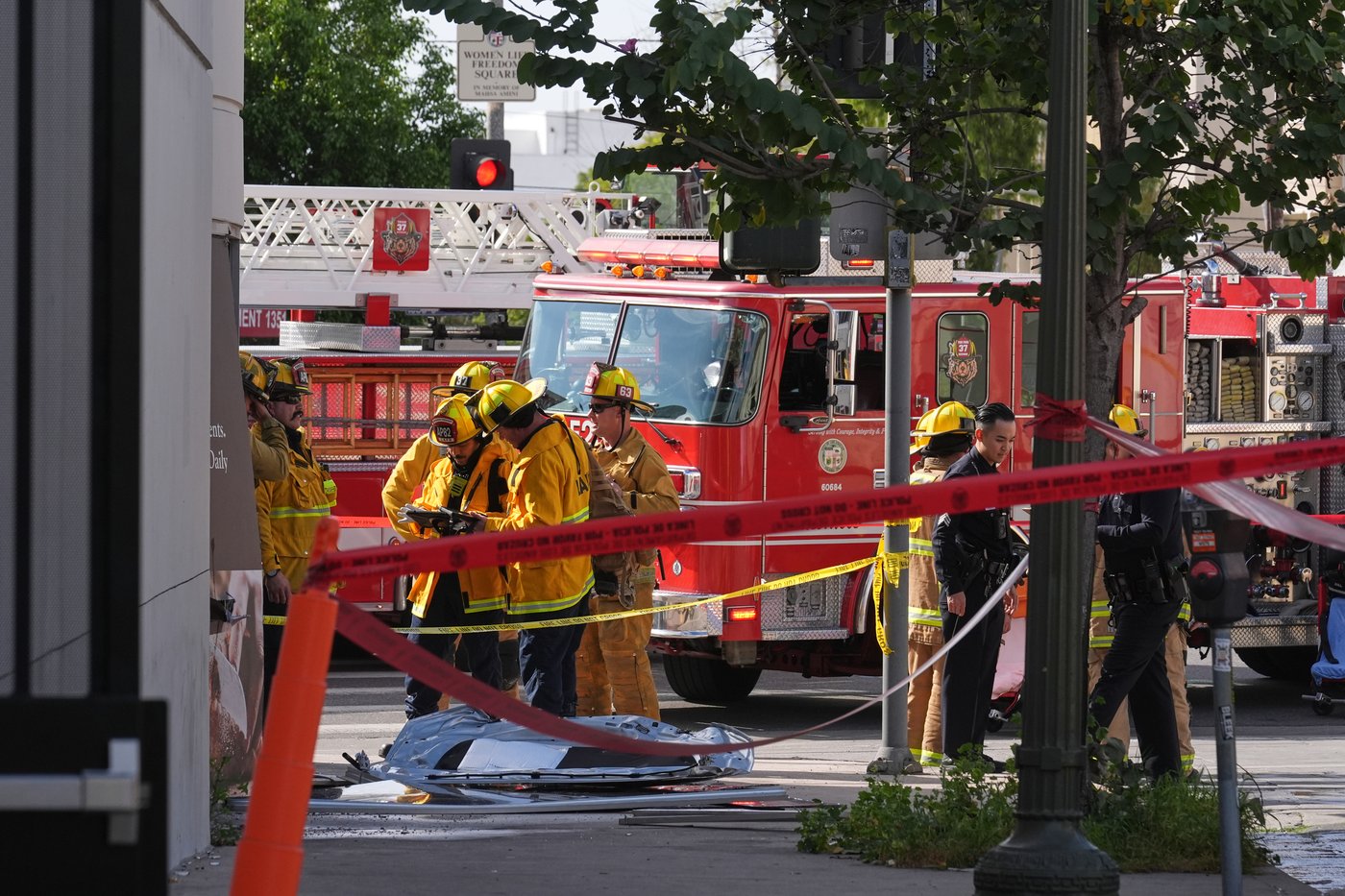 3 dead, 6 hurt after 92-year-old driver hits bicyclist and crashes into Los Angeles grocery store | iNFOnews.ca