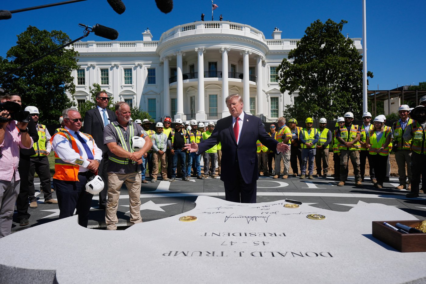 Trump plays White House tour guide to show off work on his helipad and ballroom | iNFOnews.ca