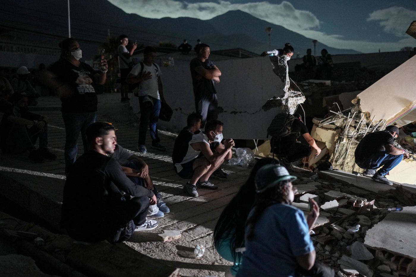 Photos show rescue efforts across earthquake-ravaged Venezuela | iNFOnews.ca