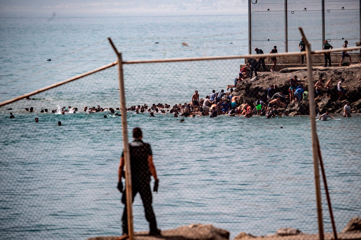 Migrants cross into Spain’s Ceuta enclave from Morocco, in photos | iNFOnews.ca