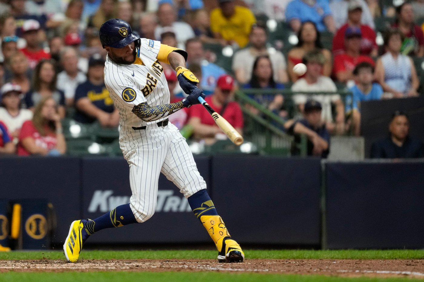 J.T. Realmuto hits 3-run homer in 5-run 6th and Phillies hold off Brewers 9-8 | iNFOnews.ca J.T. Realmuto hits 3-run homer in 5-run 6th and Phillies hold off Brewers 9-8 | iNFOnews.ca