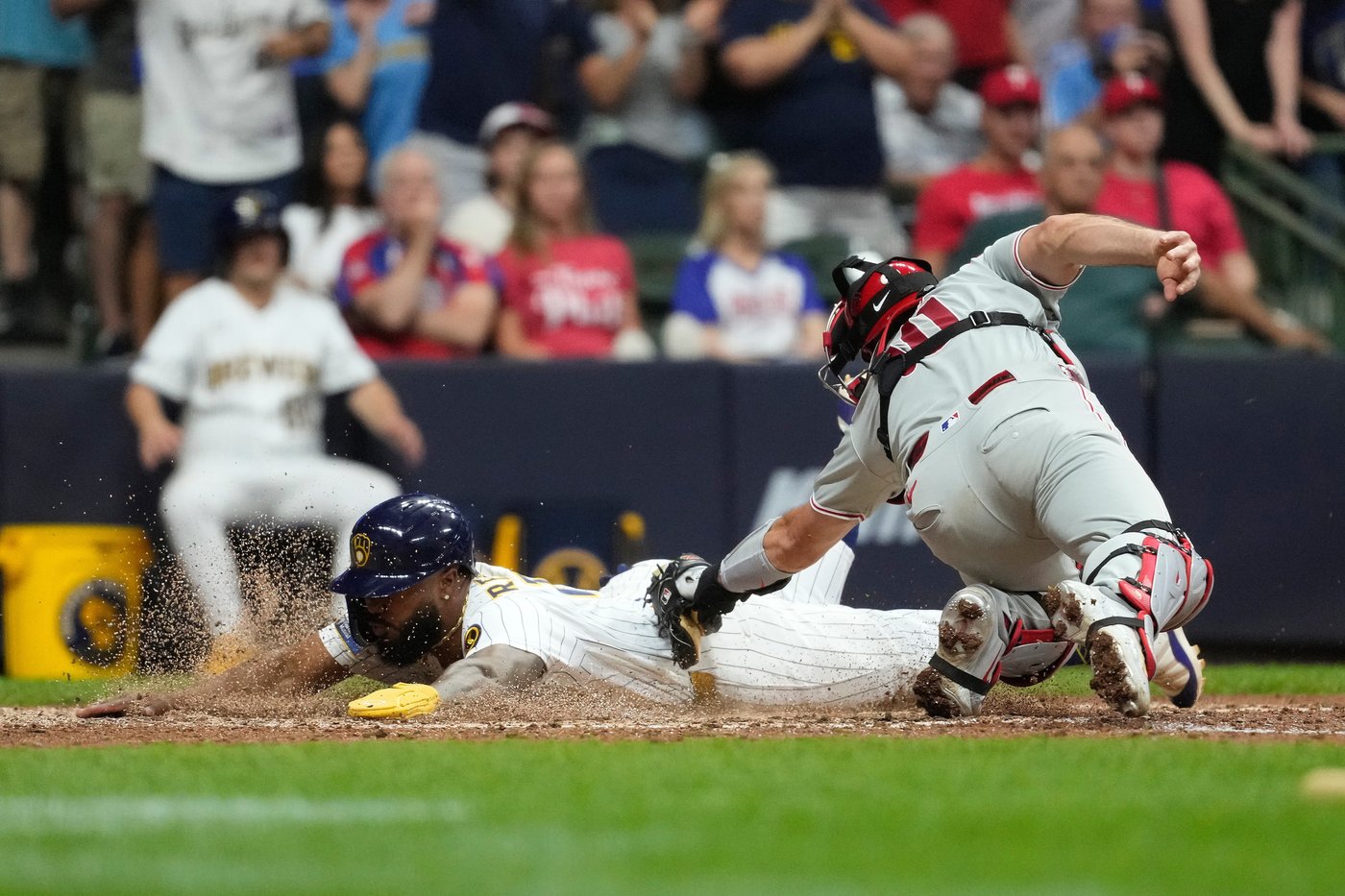 J.T. Realmuto hits 3-run homer in 5-run 6th and Phillies hold off Brewers 9-8 | iNFOnews.ca J.T. Realmuto hits 3-run homer in 5-run 6th and Phillies hold off Brewers 9-8 | iNFOnews.ca