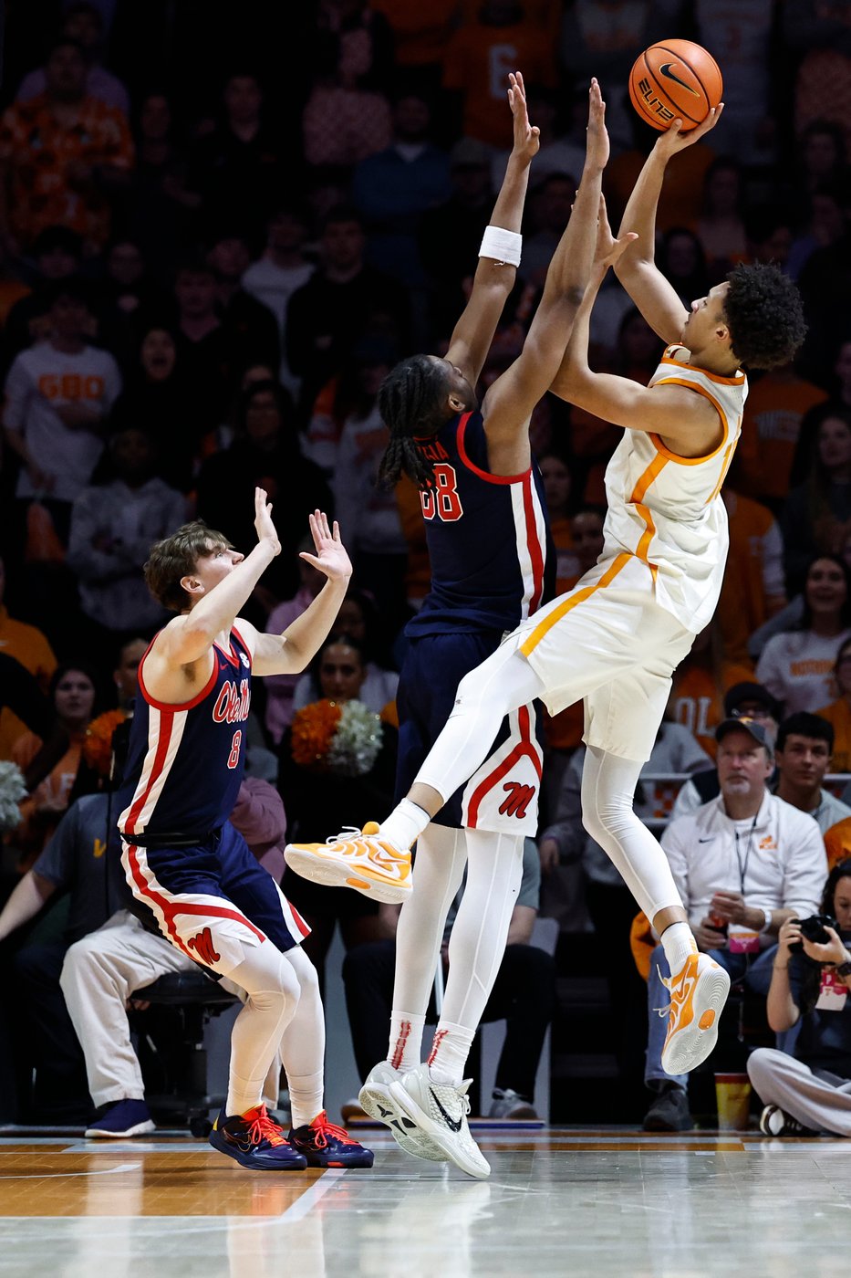 Ament's big 2nd half leads No. 25 Tennessee over Ole Miss, 84-66 | iNFOnews.ca