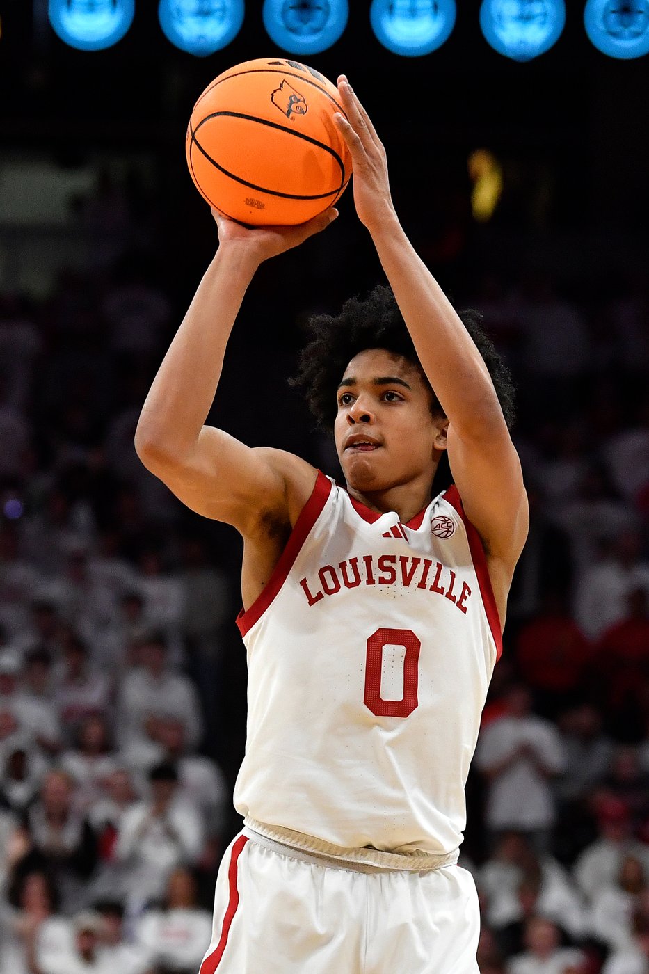 Louisville's Brown has record-setting game, passing Flagg's ACC mark, tying Hall of Famer Unseld | iNFOnews.ca