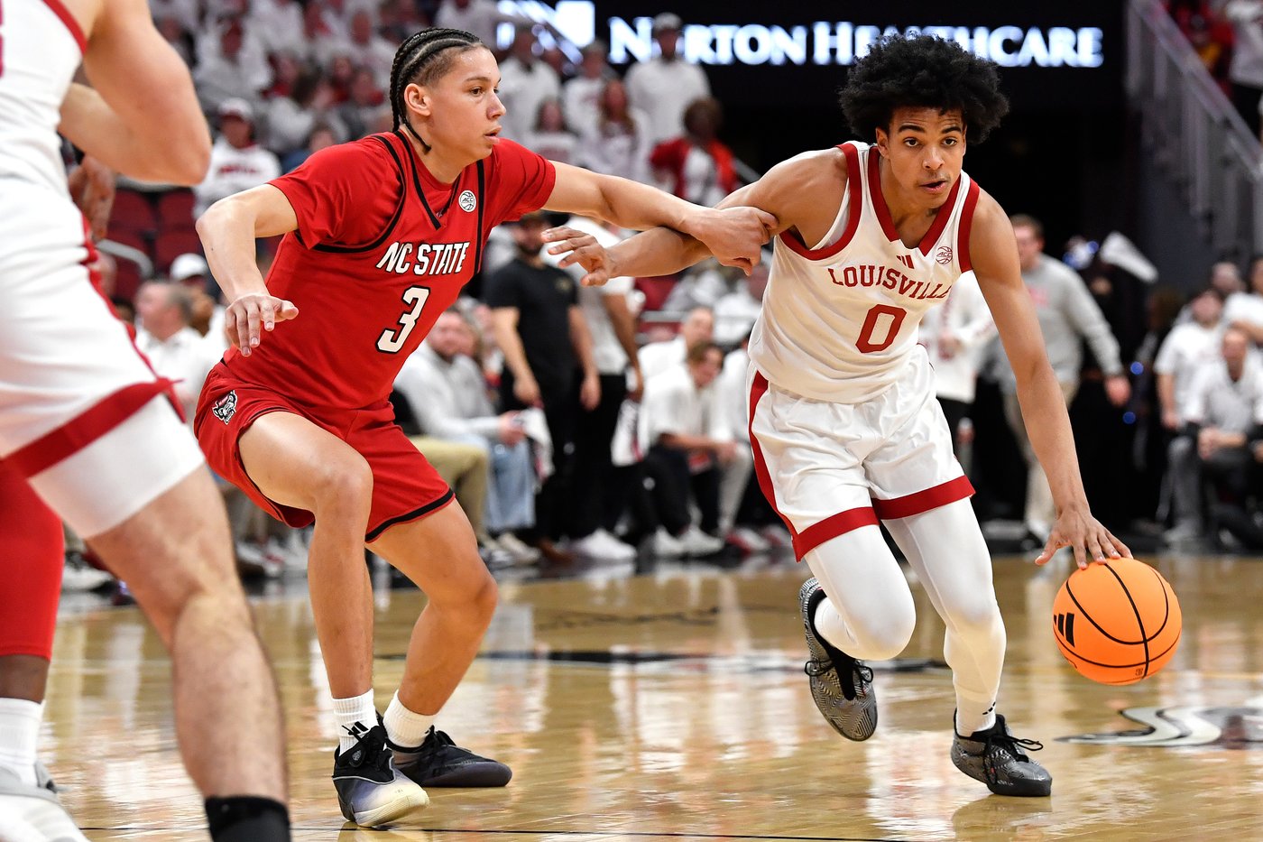 Louisville's Brown has record-setting game, passing Flagg's ACC mark, tying Hall of Famer Unseld | iNFOnews.ca