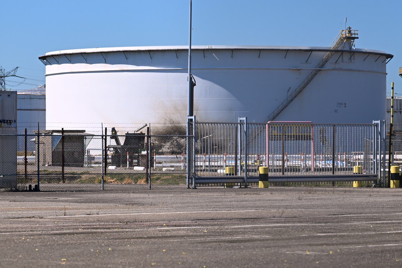 Explosion at Dutch port of Rotterdam leaves 1 dead, several injured | iNFOnews.ca Explosion at Dutch port of Rotterdam leaves 1 dead, several injured | iNFOnews.ca