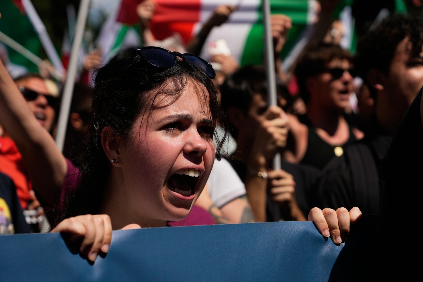 Thousands march in Rome in anti- and pro-migration rallies | iNFOnews.ca
