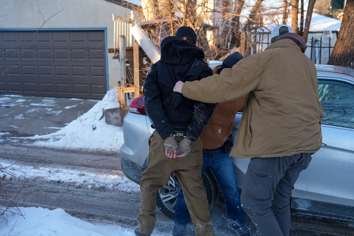 Immigration agents draw guns and arrest activists following them in Minneapolis | iNFOnews.ca