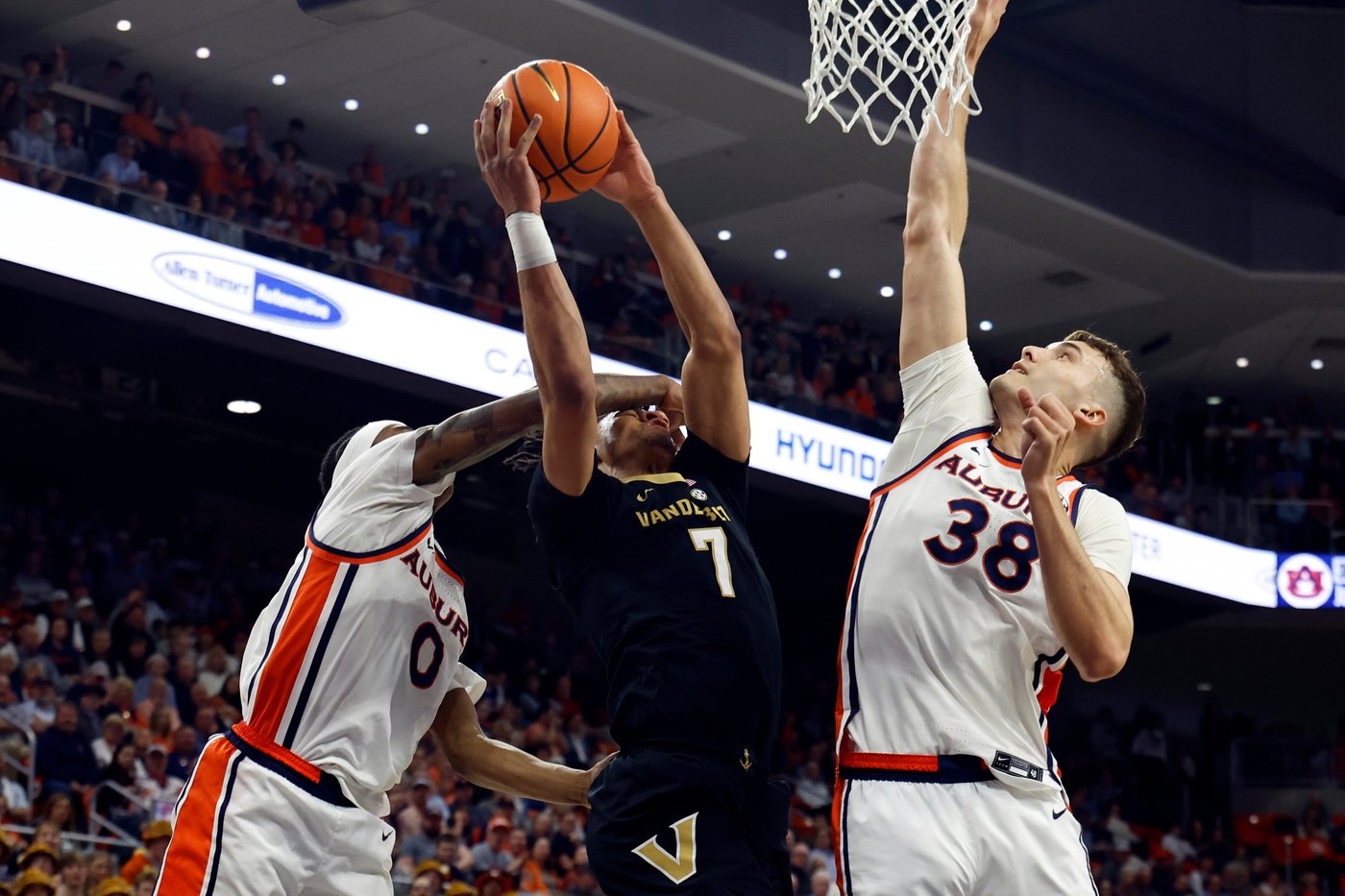 Tyler Tanner scores 25 points to help No. 19 Vanderbilt outlast Auburn 84-76 | iNFOnews.ca