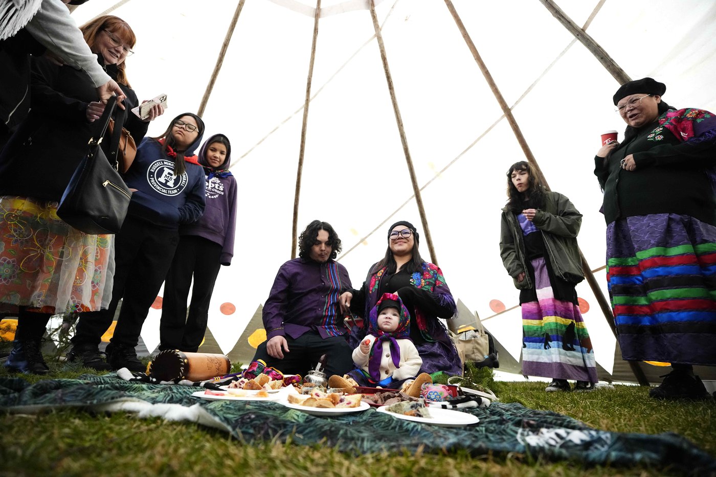 Cree baby takes first steps on Parliament Hill in historic ceremony | iNFOnews.ca