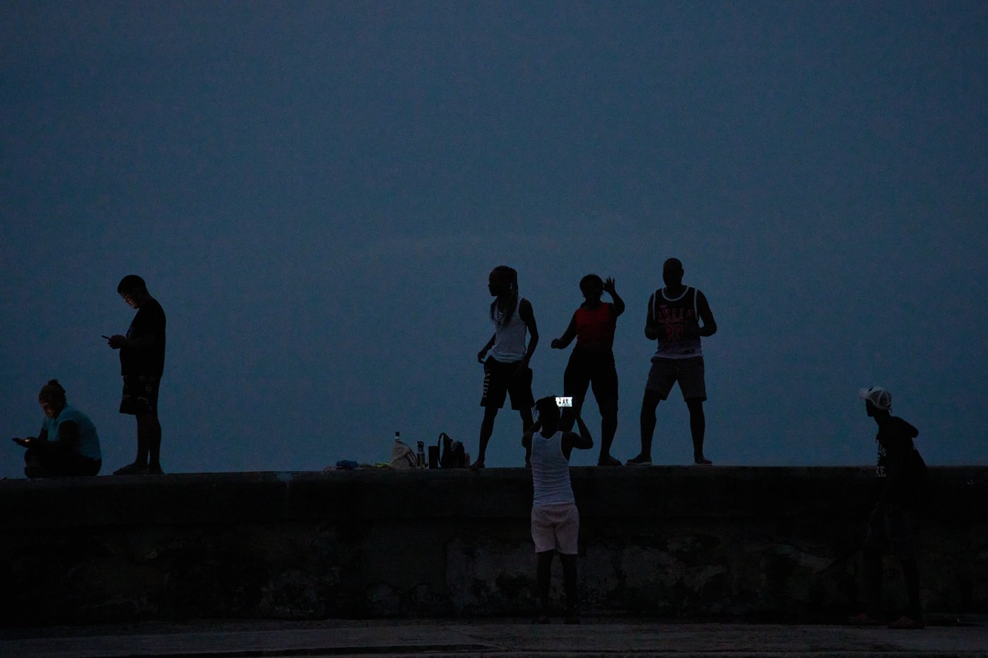 Cubans sleep on seaside boardwalk to seek relief from crippling blackouts and summer heat | iNFOnews.ca