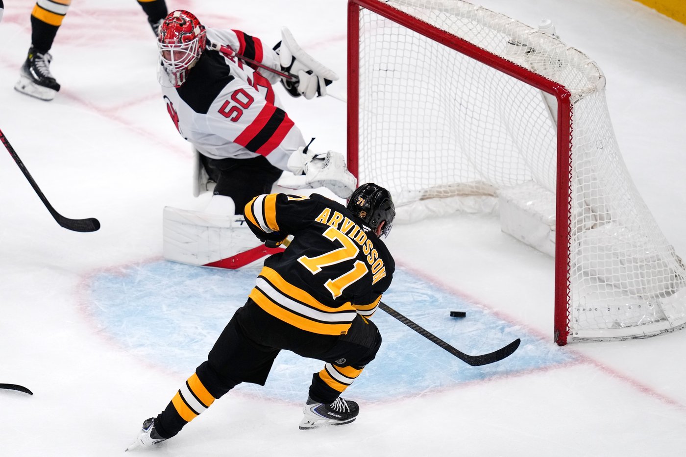 Kastelic scores 2, Swayman posts shutout as Bruins stop Devils 4-0 to clinch East's top wild card | iNFOnews.ca