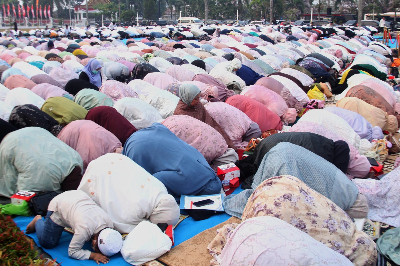 Indonesians brave choking smoke to pray for rain as country battles wildfires | iNFOnews.ca