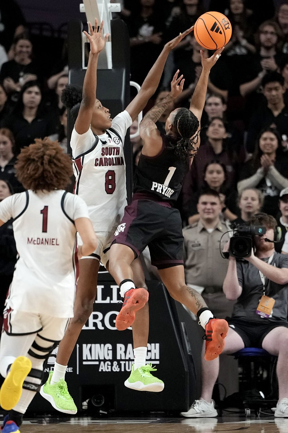 Joyce Edwards' 28 points lead No. 3 South Carolina to a 71-56 victory over Texas A&M | iNFOnews.ca