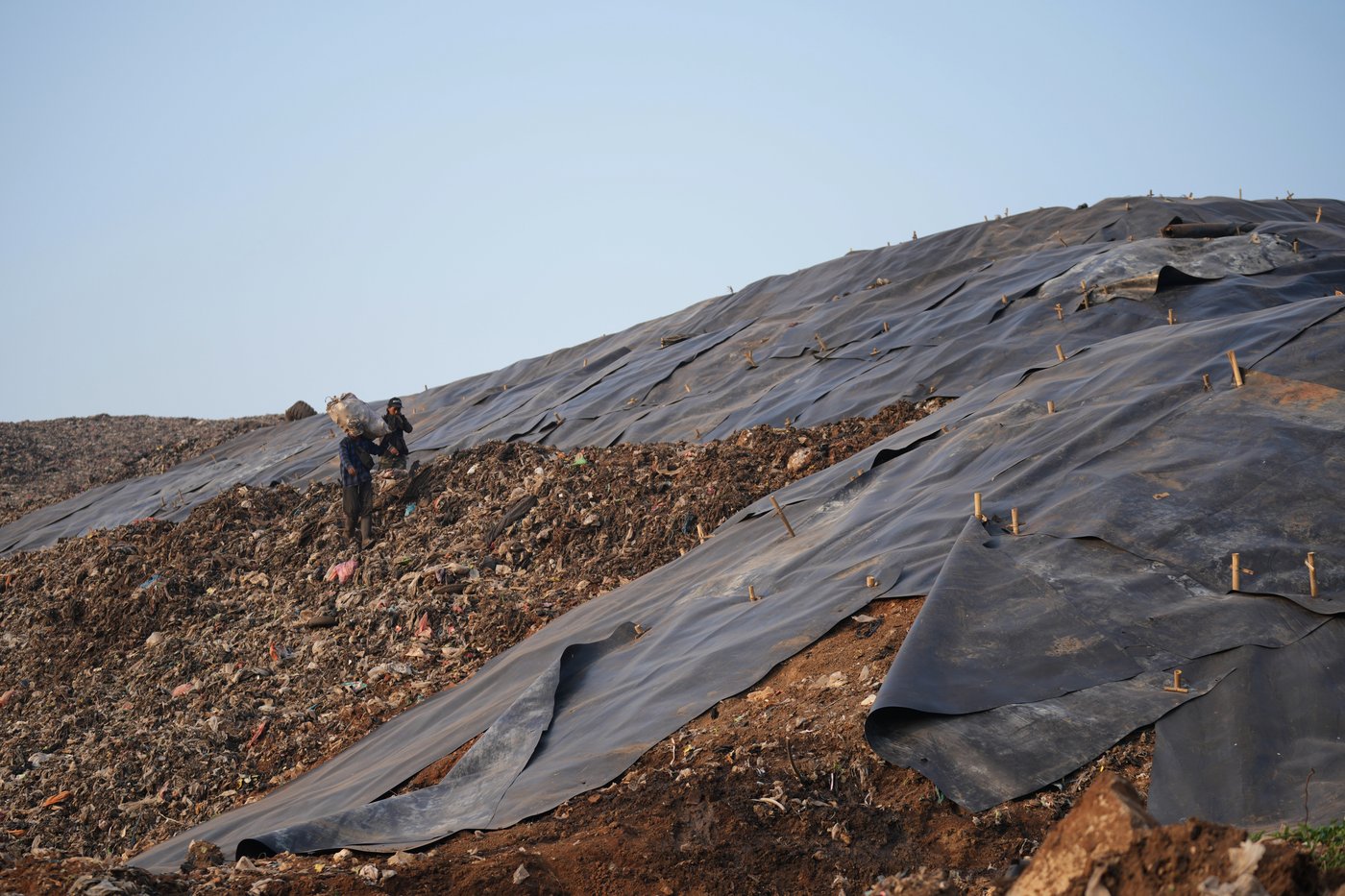 As Indonesia cuts methane emissions, life atop a mountain of garbage begins to change | iNFOnews.ca As Indonesia cuts methane emissions, life atop a mountain of garbage begins to change | iNFOnews.ca