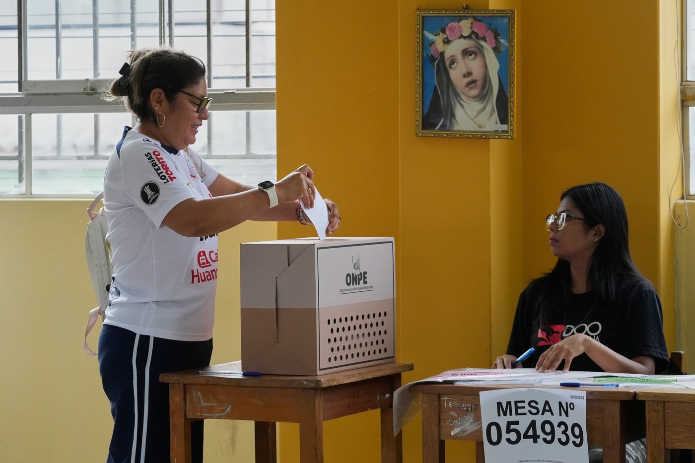 Peru election stretches into a second day after ballot delivery failures | iNFOnews.ca Peru election stretches into a second day after ballot delivery failures | iNFOnews.ca